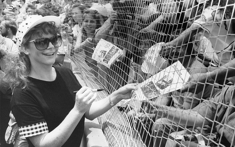 Reba signing autographs through fence 